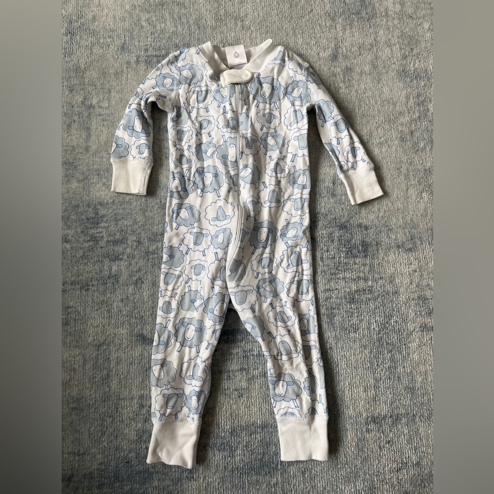 Hanna Andersson White and Blue Sheep Print Sleeper. Size 70. 9-18 months.